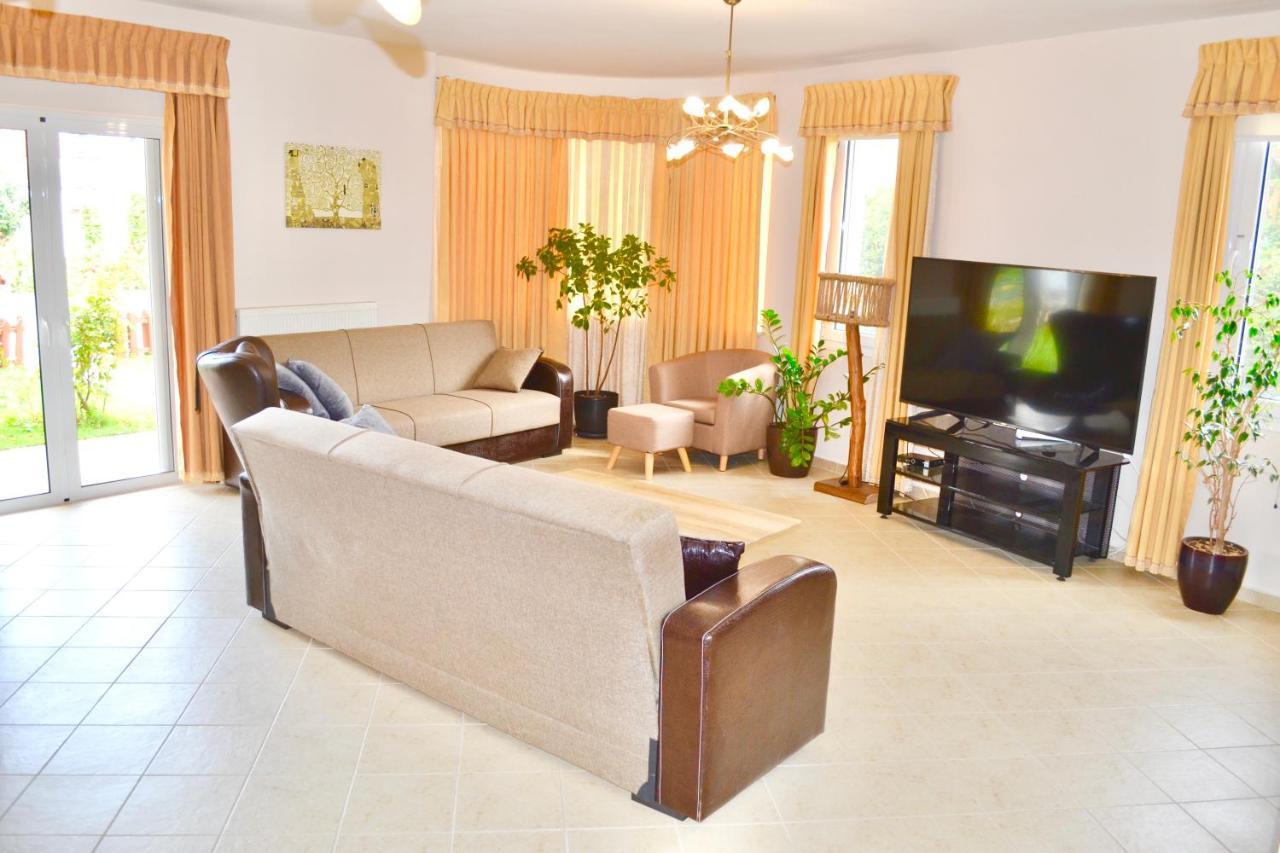 הרקליון Giorgos Large Size Apartments -Family Friendly With Free Parking And Yard Views מראה חיצוני תמונה